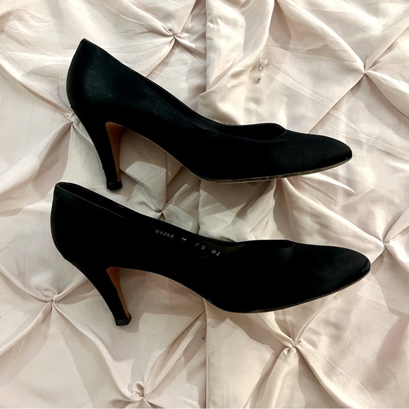 ✨HOST PICK✨Vintage YSL black pumps - Picture 3 of 11
